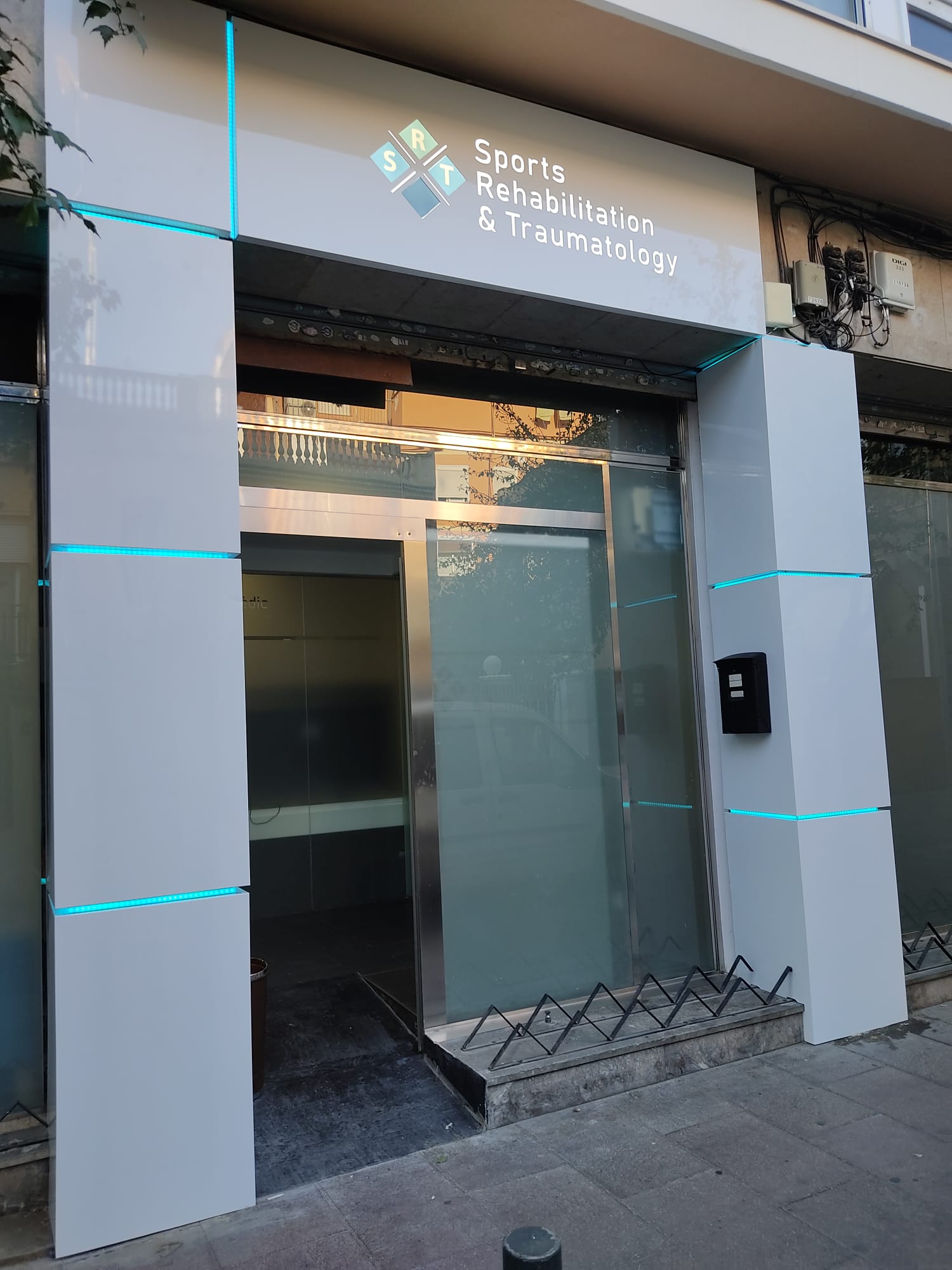 Estructura de entrada retroiluminada y rótulo
