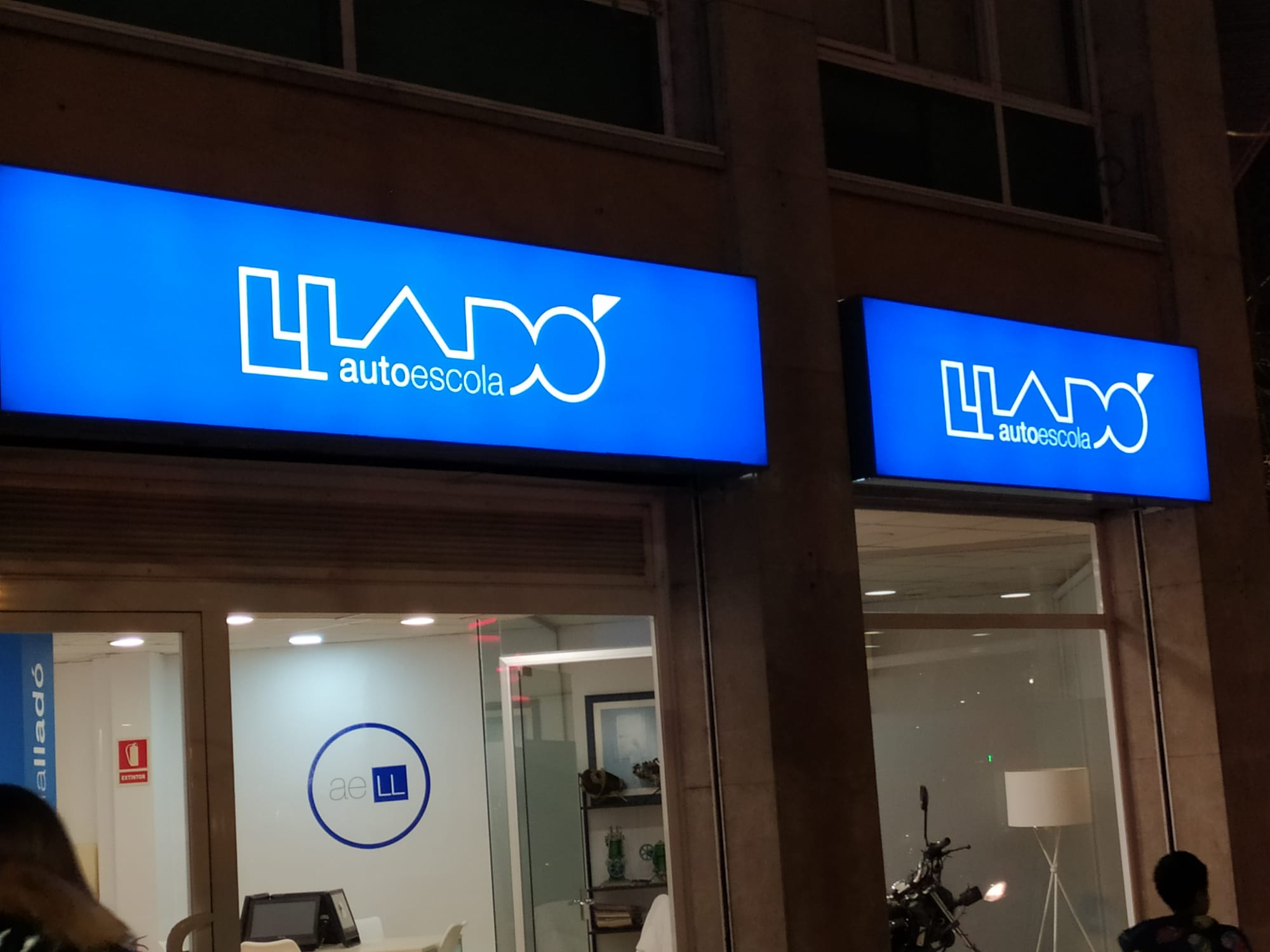 Lonas retroiluminadas Autoescola Lladó