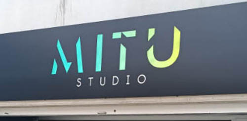 rótulo exterior retroiluminado MITU Studio