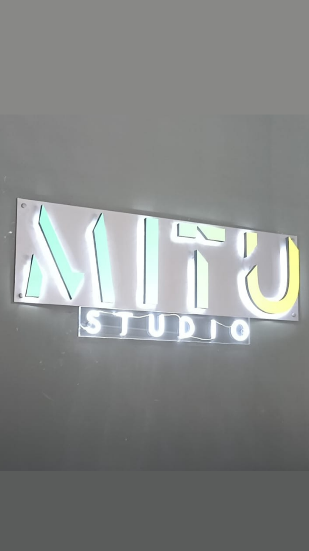 Rótulo logo iluminado Mitu Studio